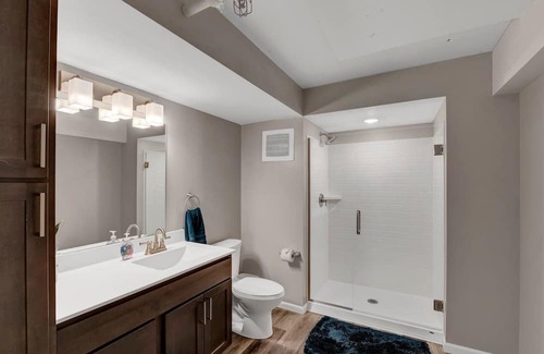 Downtown St. Paul Apartamento | Downtown Furnished 2BR, 2BA Apt 103 by R7 Lofts