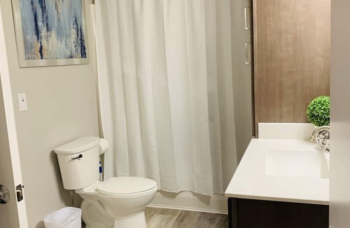 Downtown St. Paul Apartamento | Downtown Furnished 2BR, 2BA Apt 103 by R7 Lofts