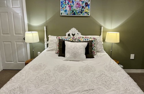 Bracebridge Cama Y Desayuno | Private (One Room) Basement Bliss in Shared Home