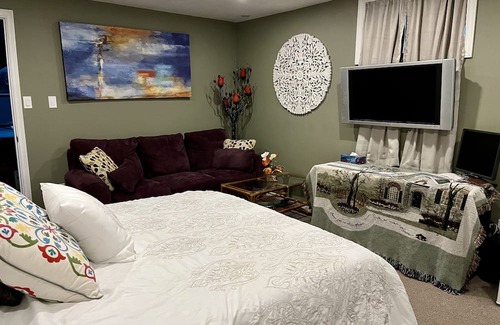 Bracebridge Cama Y Desayuno | Private (One Room) Basement Bliss in Shared Home