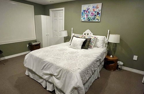 Bracebridge Cama Y Desayuno | Private (One Room) Basement Bliss in Shared Home