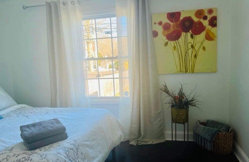 Baywood Casa | 7 Guest by Shore. Close to Malls, restaurants, Theaters, bars & major highways.