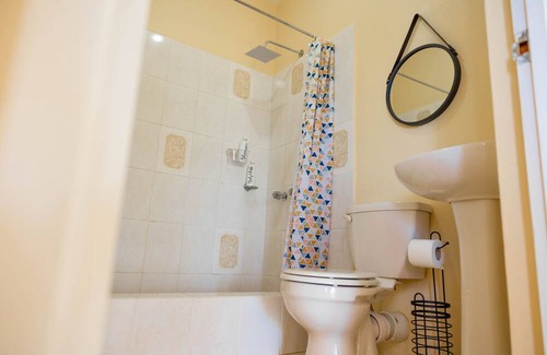 Kingstown Casa | Pierocks Highgate Entire house Free Parking and WI-FI