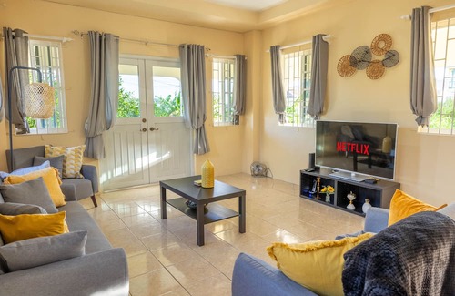 Kingstown Casa | Pierocks Highgate Entire house Free Parking and WI-FI