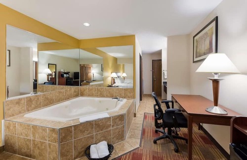 Hebron Casa | Tranquil Retreat with Hot Tub and Pet-Friendly Rooms, Near Newark Earthworks