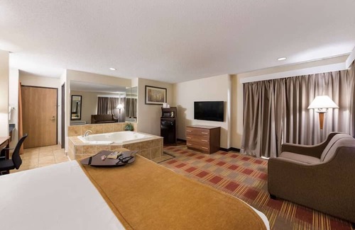 Hebron Casa | Tranquil Retreat with Hot Tub and Pet-Friendly Rooms, Near Newark Earthworks