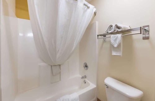 Hebron Casa | Convenient Business Hotel with Meeting Space, Heated Pool and Free Breakfast