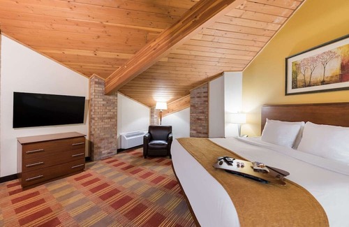 Hebron Casa | Cozy Stay with Free Parking, Near Newark Industrial Park and Local Attractions