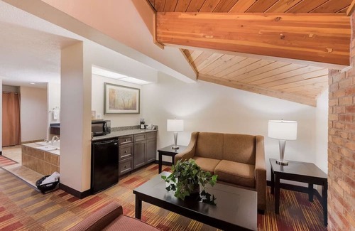Hebron Casa | Cozy Stay with Free Parking, Near Newark Industrial Park and Local Attractions