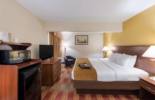Hebron Casa | Ideal for I-70 Travelers: Modern Rooms w/ Smart TVs and Great Customer Service