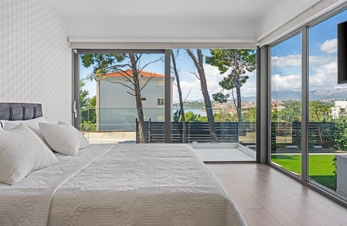 Podstrana Villa | Large private estate 700 feet from the beach featuring a 36 sqm heated private pool, 5 cozy en suite bedrooms, seven bathrooms, and 3 separate kitchen areas