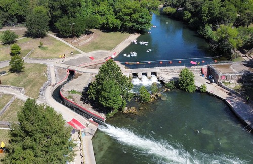 New Braunfels Condominio | Waterfront Condo on the Comal River. Camp Warnecke C203.