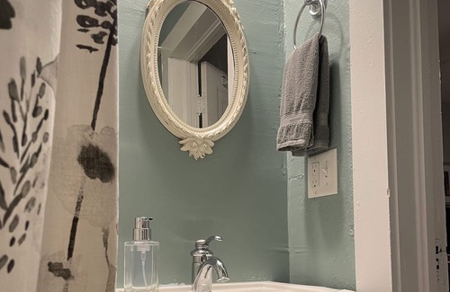 Oakley Casa | Private Suite: Walk to Biltmore and Breweries