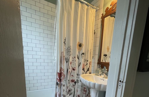 Oakley Casa | Private Suite: Walk to Biltmore and Breweries
