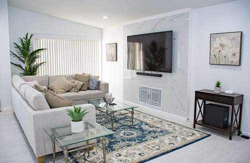 Indio Casa | Coachella Poolside Paradise, accommodates up to 10 guest