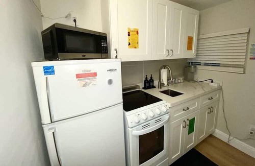 Wynwood Art District Casa | Cozy & Colorful Miami Art Canvas w/HotTub & Murals
