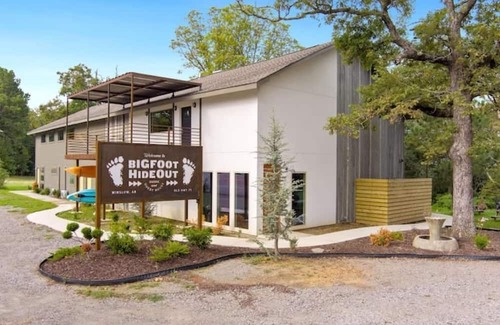 Mountainburg Casa | Bigfoot Hideout - Hotel amenities with a social vibe! Almasty room #3