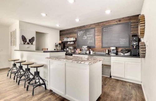 Winslow Casa | Bigfoot Hideout -Hotel amenities with a social vibe! Wendigo room #6