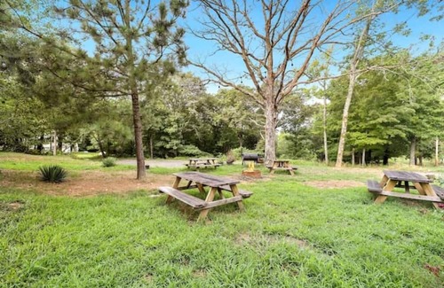 Winslow Casa | Bigfoot Hideout -Hotel amenities with a social vibe! Wendigo room #6