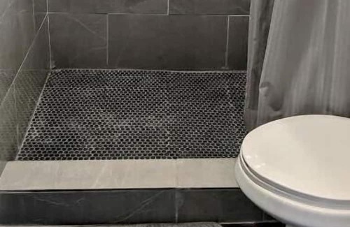 Winslow Casa | Bigfoot Hideout -Hotel amenities with a social vibe! Wendigo room #6