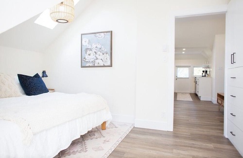 Fredericton Apartamento | Enjoy this beautiful new loft in downtown Fredericton. Close to amenities. Free parking on site.