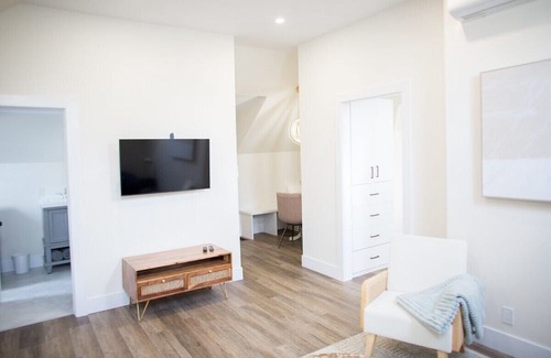 Fredericton Apartamento | Enjoy this beautiful new loft in downtown Fredericton. Close to amenities. Free parking on site.