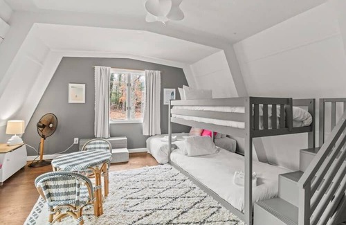 Forestdale Casa | Modern & Private Retreat, Walk To Snake Pond