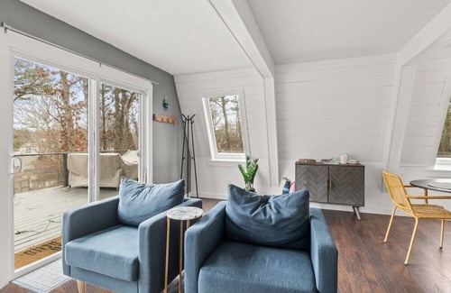 Forestdale Casa | Modern & Private Retreat, Walk To Snake Pond