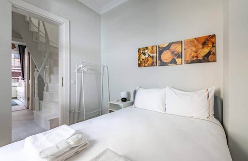 Arnavutkoy Casa | This house is a 3 bedroom(s), 1.5 bathrooms, located in Beşiktaş, İstanbul.
