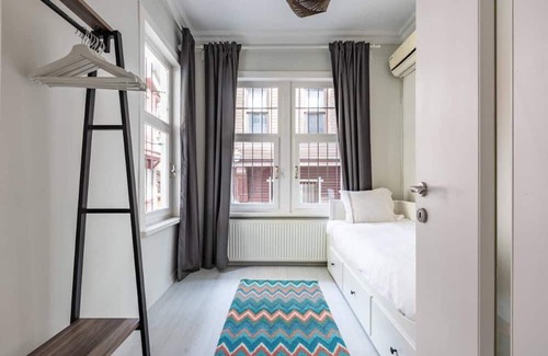 Arnavutkoy Casa | This house is a 3 bedroom(s), 1.5 bathrooms, located in Beşiktaş, İstanbul.