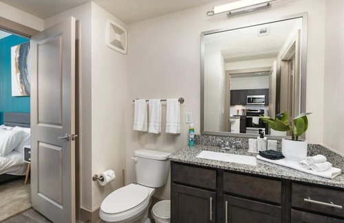 Lewisville Apartamento | Luxurious Lakeside Retreat: 1BD Pool & Gym