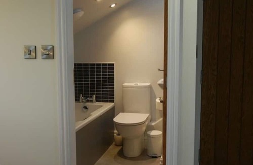 West Tanfield Cabaña | Station Cottage, renovated, roomy & comfortable, in desirable village nr Masham.