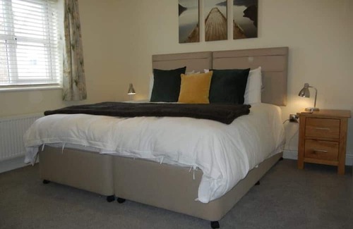 West Tanfield Cabaña | Station Cottage, renovated, roomy & comfortable, in desirable village nr Masham.
