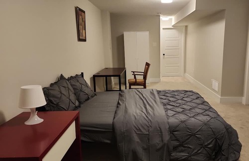 Ottawa Division Apartamento | Bright Basement Oasis with Private Bath/Self Check-In & Wifi & Parking in Kanata