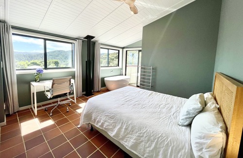 Piha Casa | Panoramic Views. Modern Batch. Walk to the beach.