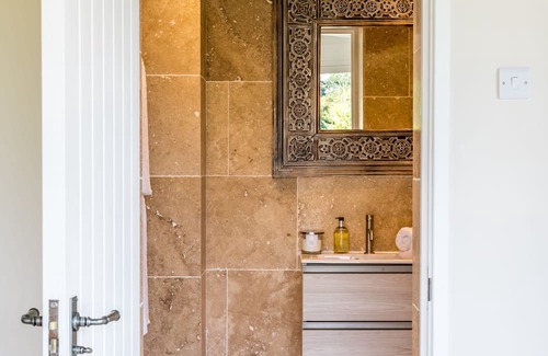 Pulborough Cabina | A tranquil Boathouse tailor-made for couples seeking a luxurious getaway.