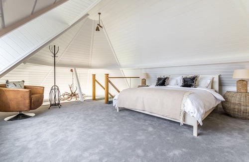 Pulborough Cabina | A tranquil Boathouse tailor-made for couples seeking a luxurious getaway.