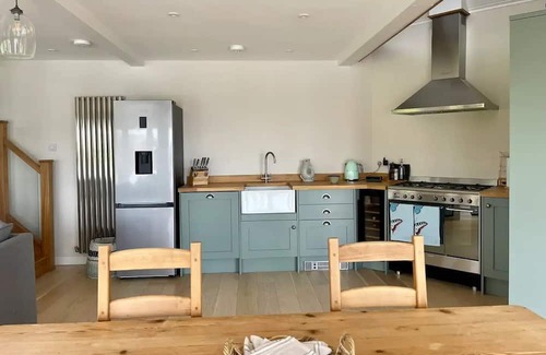 Pulborough Cabina | A tranquil Boathouse tailor-made for couples seeking a luxurious getaway.