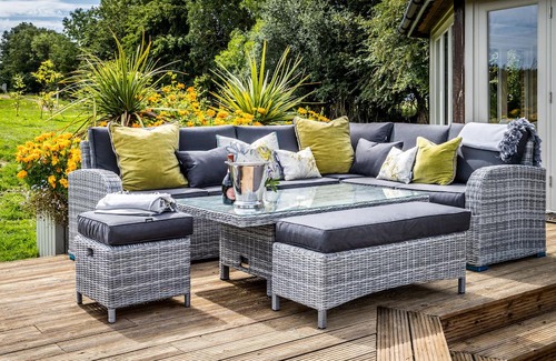 Pulborough Cabina | A tranquil Boathouse tailor-made for couples seeking a luxurious getaway.
