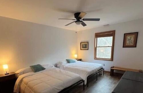 Mountain Base Cabina | 10 Min to Snowshoe! Large renovated Cabin with 4 bedrooms, 2 baths & large deck