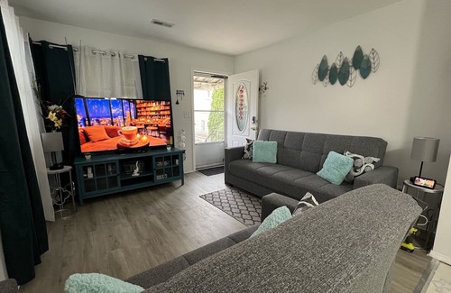 West Lawn Casa | Tinny & cozy house by Midway Area in Chicago