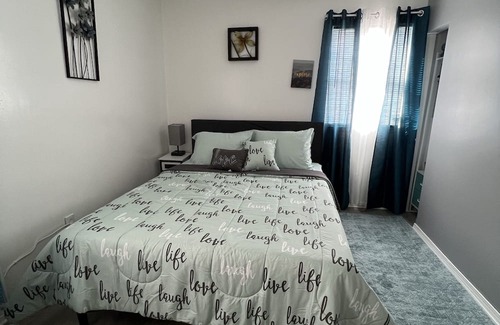 West Lawn Casa | Tinny & cozy house by Midway Area in Chicago