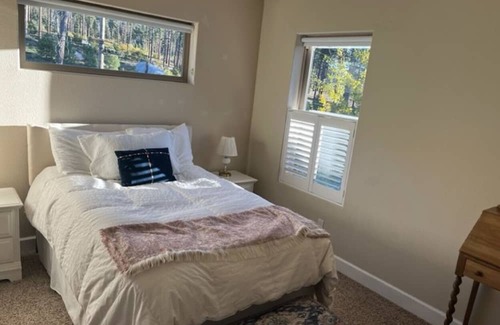 South Lake Tahoe Casa | Expansive mountain views at this modern Tahoe Mountain 2-bedroom home