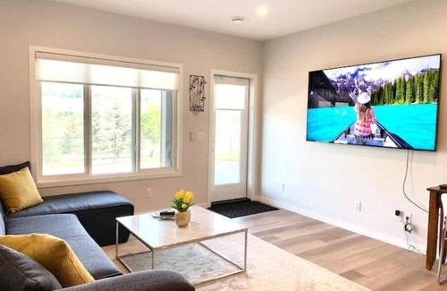 Keith Apartamento | Scenic Waterfront Guest Suite, near Banff & Ski