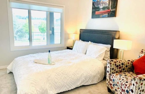Keith Apartamento | Scenic Waterfront Guest Suite, near Banff & Ski