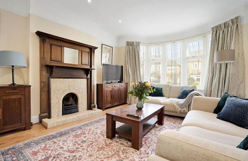 Finchley Casa | 5 bedroom house with 3 parking spaces and large private garden