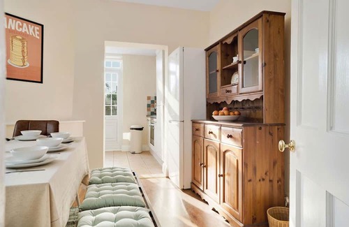 Finchley Casa | 5 bedroom house with 3 parking spaces and large private garden