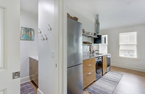 Kayton - Frazier Area Apartamento | The Nest on Duffy Lane, Fresh | Modern | Parking