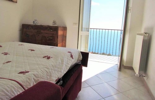 Volastra Apartamento | Apartment 'Creuza' with Sea View, Wi-Fi and Air Conditioning
