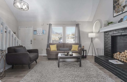 Overland Park Casa | Comfy 2-Story Duplex | Perfect for Large Groups